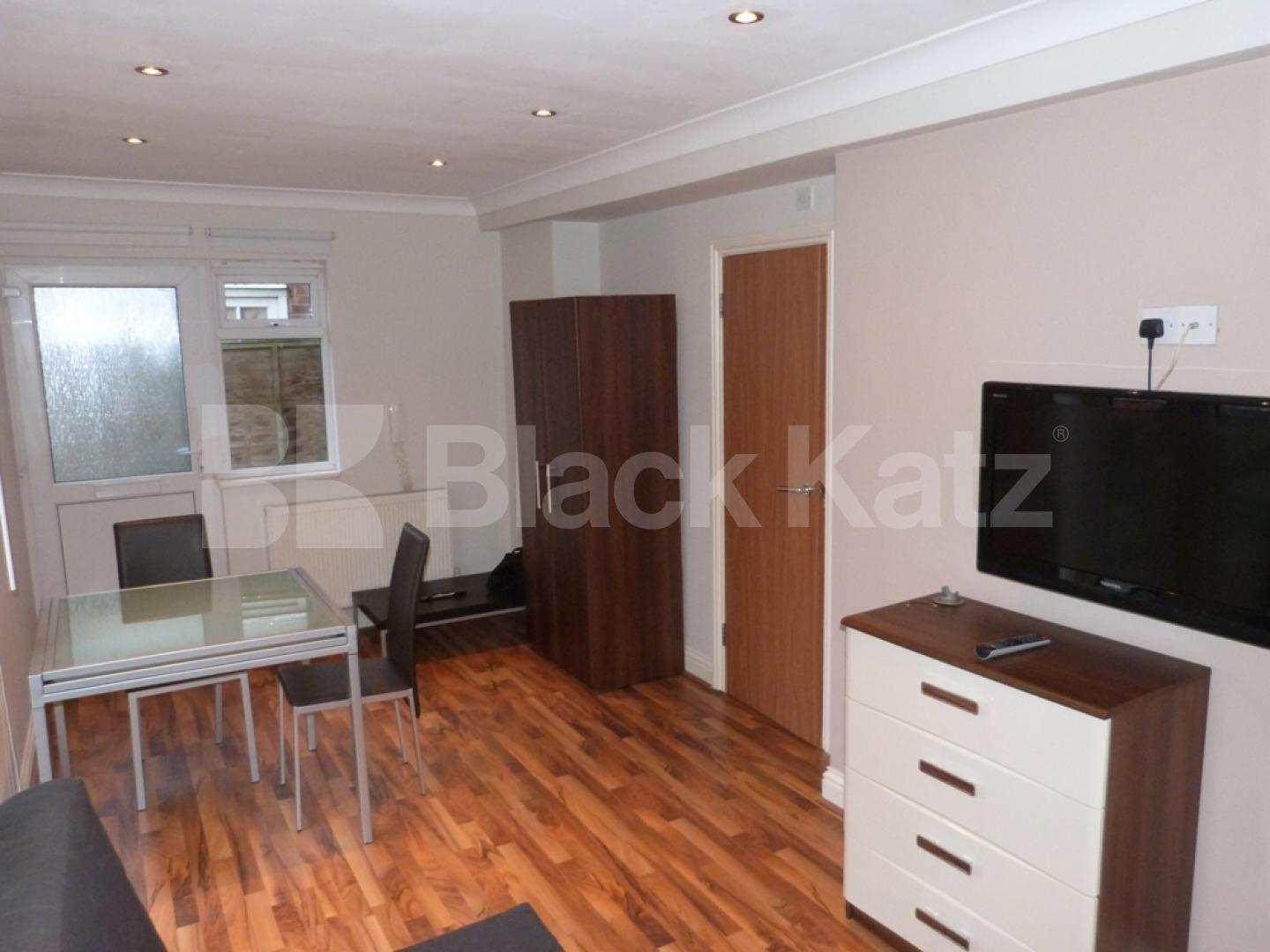 			All Bills Included !, Studio Apartment, 1 bath, 1 reception Flat			 Queens Avenue, Muswell Hill